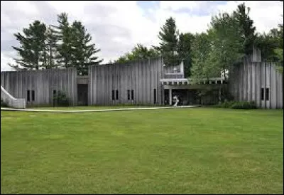 Quel lac se situe à proximité de ce centre ?