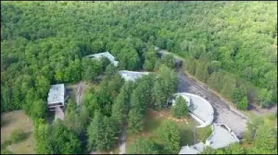 Comment était surnommée son école de musique pour la jeunesse canadienne ?