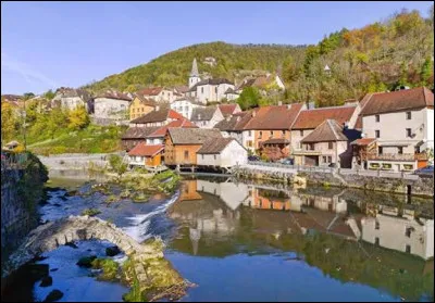 Je suis une commune du département du Jura, je fais partie de la région culturelle et historique de Franche-Comté, je m'étends au fond de la vallée de la Furieuse et suis dominée par deux forts : le fort Saint-André à l'est et le fort Belin à l'ouest. Qui suis-je ?