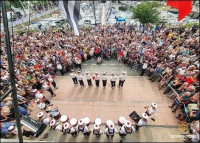 Dans quelle ville se déroule chaque année le Festival interceltique ?