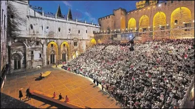 Quel genre de festival a lieu à Avignon ?