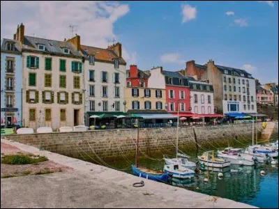 Je suis une commune située dans le département du Finistère en région Bretagne, j'ai participé à l'émission ''Intervilles'' en 1962 contre Concarneau, je suis bordée par la mer d'Iroise et agrandie en 1945 en fusionnant avec les communes voisines de Ploaré, Pouldavid et Tréboul. Qui suis-je ?