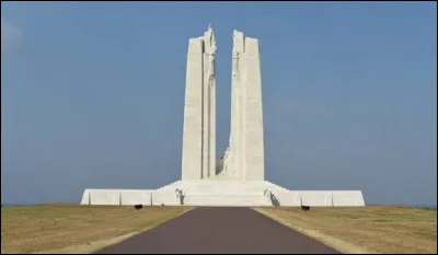Dans quelle ville est situé le Mémorial Canadien commémorant la Première Guerre mondiale ?