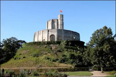 Je suis un ancien château-motte construit entre la fin du XIe et le XIIe siècle, mes vestiges se dressent sur une commune qui porte mon nom dans le département de l'Eure et je suis classé au titre des monuments historiques par la liste de 1862. Qui suis-je ?