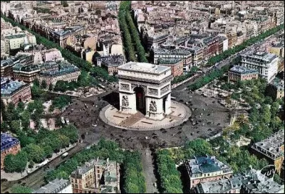 Sur la place de l'Étoile à Paris se trouve le très célèbre Arc de Triomphe qui fut construit à la demande :