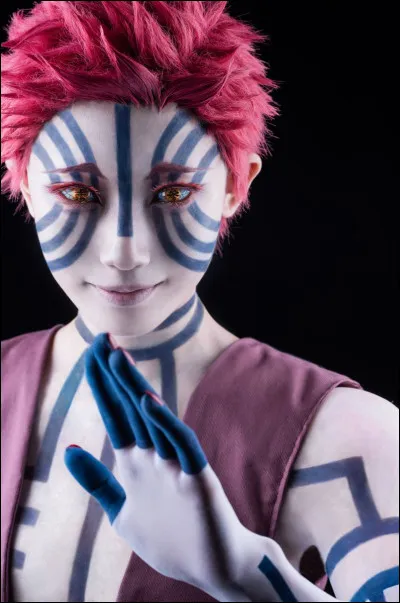 Le maquillage a dû être compliqué ; qui est ce démon ?