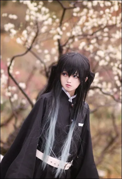 Qui est ce jeune Pilier avec le bout des mèches bleu ?