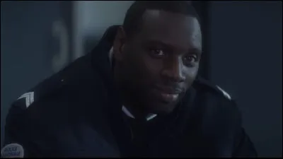 Quel est le titre du film où Omar Sy joue le policier Aristide, l'un des trois chargés de transférer un demandeur d'asile à l'aéroport ?