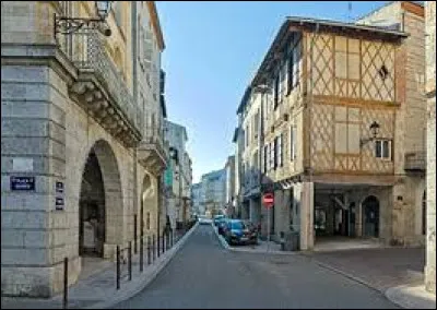 Je vous emmène dans le sud-ouest, à la découverte d'Agen. Préfecture de son département, sur la rive droite de la Garonne, elle se situe ...