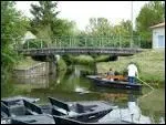 C'est la capitale du Marais mouill, principal point de dpart pour les promenades en barques  travers la Venise verte. Une glise romane et la Maison du Marais poitevin.