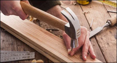 L'expression "cogner des clous" signifie...