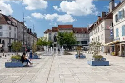 Lons-le-Saunier est une ville de 18 000 habitants qui se trouve dans ...