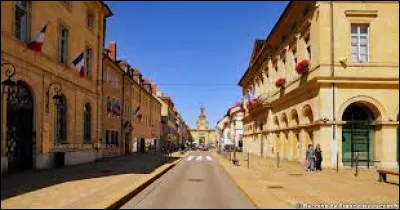 Pontarlier est une ville de 18 000 habitants qui se trouve dans ...
