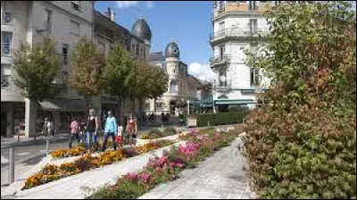 Oyonnax est une ville de 22 000 habitants qui se trouve dans ...