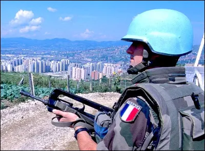 Sur les hauteurs de quelle ville les soldats de l'ONU portaient-ils ce casque ?