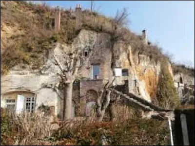 Notre balade prend fin devant les maisons troglodytes de Troo. Village de l'arrondissement de Vendôme, il se situe dans le département ...