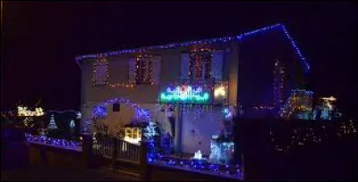 Nous entrons tout doucement dans les fêtes de fin d'année avec cette maison illuminée à Jametz. Village de l'arrondissement de Verdun, en Lorraine gaumaise, il se situe dans le département ...