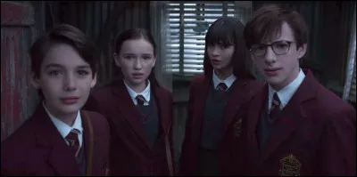 Quel est le prénom de la deuxième personne en partant de la gauche ?