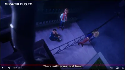 Quelle est l'identité du mystérieux individu à capuche et aux yeux jaunes, interrompant la conversation entre Ray et ses deux amis, alors qu'ils ruminent leur défaite ?