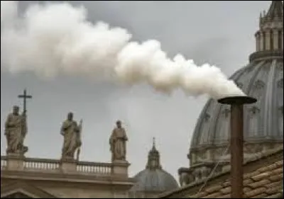 Lors du conclave pour élire un nouveau pape, quelle doit être la couleur de la fumée pour signaler qu'un pape a été élu ?