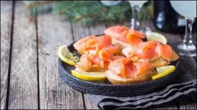 À quel repas de fête est-il souvent tradition de manger en entrée du saumon fumé ?