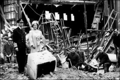 En quelle année le couple royal a-t-il été touché par les bombardements allemands visant Buckingham Palace ?