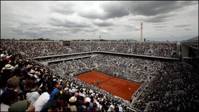 En hommage à un grand joueur de tennis, une plaque à son nom avec l'empreinte de sa chaussure a été placée sur le court central Phillipe-Chatrier du stade Roland-Garros. À qui est-elle destinée ?