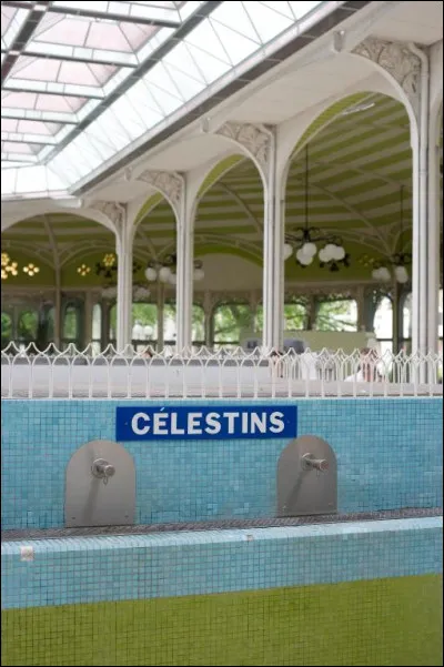 De quelle ville française, le célèbre tissu à petits carreaux doit-il son nom ?