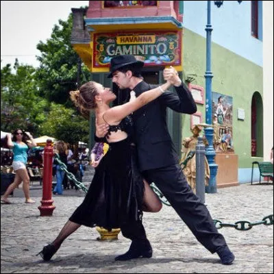 Quel chanteur, surnommé le Roi du Tango, a sorti le titre "El dia que me quieras" ?