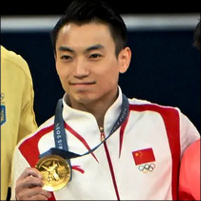 Sur quel agrès, haut de deux mètres, dont vingt centimètres de tapis de réception, Zou Jingyuan a-t-il remporté deux titres olympiques en 2020 et 2024 ?