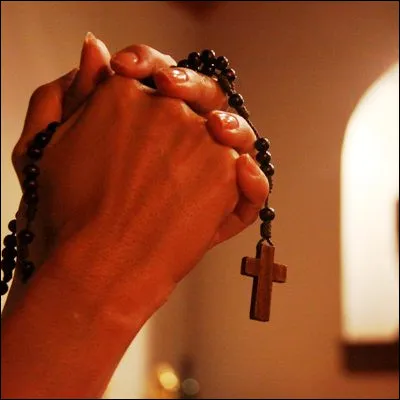 Quelle prière de la liturgie des heures est chantée par les fidèles après la none et avant les complies ?