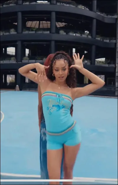 À qui appartient ce M.V. ?