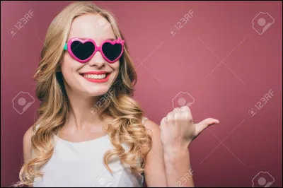 Comment tu dis : la fille qui porte des lunettes est blonde ?