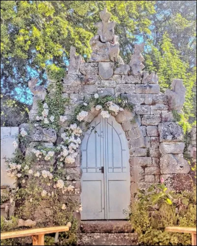 Tu dois choisir une porte dans Wonderland. Elle est