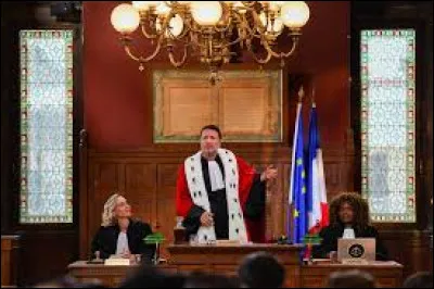 Une lettre associée à un mot, une couleur par exemple, peut engendrer un autre mot. Quelle lettre associée au vert devient un juge féroce ?