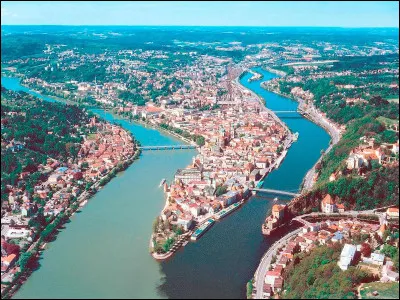 Danube : sais-tu quel est le nom de ce fleuve en hongrois, la langue de la Hongrie, pays qu'il traverse ?
