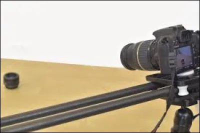 Quel terme anglais désigne le mouvement d'une caméra effectué latéralement ou d'avant en arrière ?