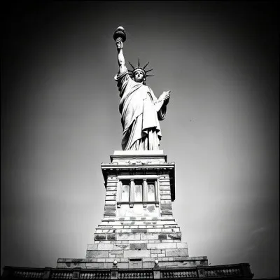 En quelle année la statue de la Liberté est-elle inaugurée aux États-Unis  ?