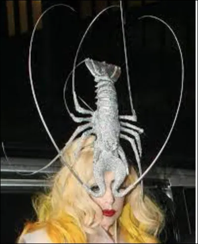 Qui porte un chapeau homard ?