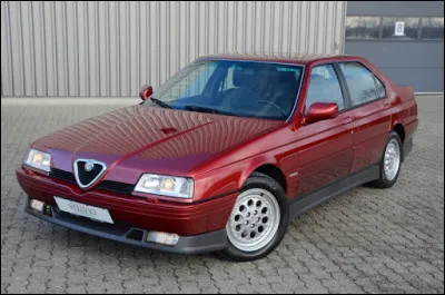 Dans les années 1980, dans le groupe Fiat, le géant turinois faisait l'acquisition du constructeur lombard. Parmi les premiers projets communs, cette grande berline de luxe a bénéficié du dessin de Pininfarina, alors que ses surs techniques n'ont pas eu cette chance. Quelle est cette voiture ?