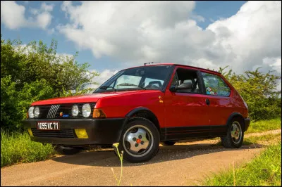 Certains disent que cette compacte possède un moteur qui lui donne une sonorité rauque que certains le qualifie de ténor. Préparée par une division sportive reconnue, elle est l'une des GTI les plus puissantes de son époque mais son succès a été occulté par la Golf GTI puis la 205 GTI. Quelle est cette voiture ?