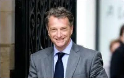 Quel est ce ministre qui doit démissionner en février 2005, quand il apparaît qu'il occupait un appartement parisien de 600 m², représentant un loyer mensuel de 14 400 euros entièrement payé par l'État ?