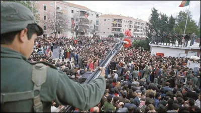 Cap au Portugal avec la révolution des illets qui renversa la dictature de...