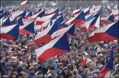 Comment se nomme la révolution tchécoslovaque de 1989 ?