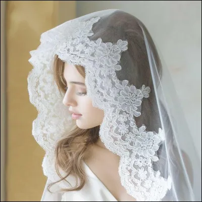 Comment appelle-t-on ce couvre-chef en dentelle porté par les femmes lors de la messe ?