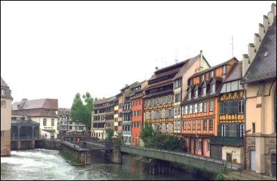Vous êtes ici dans la rue des Dentelles. Dans quelle ville vous trouvez-vous ?