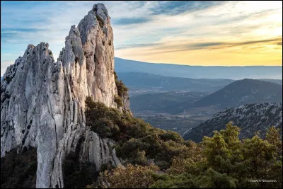 Dans quelle chaîne de montagnes sont situées les Dentelles de Montmirail ?