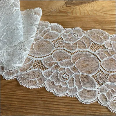 Quelle ville française est renommée pour sa dentelle de qualité ?