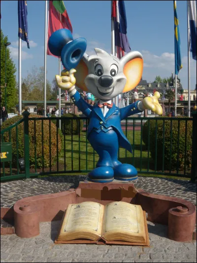 Quel parc d'attraction a pour mascotte officielle la souris Euromaus ?