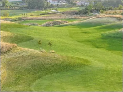 Comment s'appelle un terrain permettant aux joueurs de golf novices de s'entraîner ?